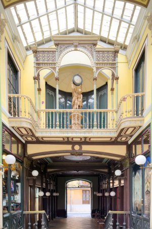 Foto de Valladolid, España - 27 de noviembre de 2023: Pasaje antiguo, Pasaje Gutiérrez, galería comercial, construida a finales del siglo XIX. Fotografía de alta calidad - Imagen libre de derechos