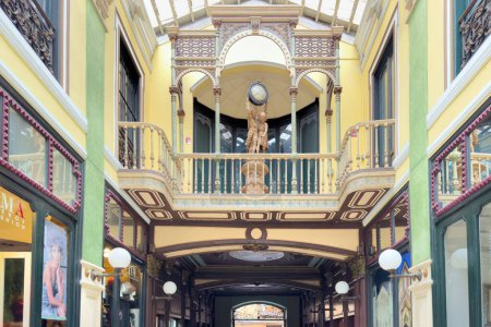 Foto de Valladolid, España - 27 de noviembre de 2023: Pasaje antiguo, Pasaje Gutiérrez, galería comercial, construida a finales del siglo XIX. Fotografía de alta calidad - Imagen libre de derechos