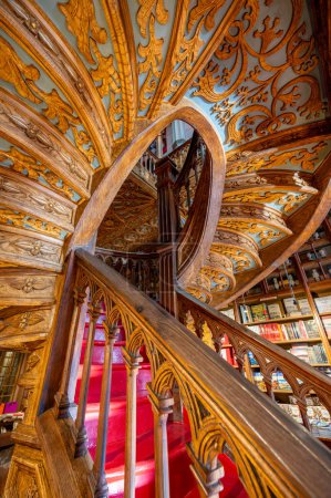 Téléchargez les photos : Porto, Portugal - 7 février 2023 : Intérieur de la librairie Lello l'une des plus belles librairies du monde. Photographie de haute qualité. - en image libre de droit