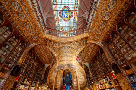 Téléchargez les photos : Porto, Portugal - 7 février 2023 : Intérieur de la librairie Lello l'une des plus belles librairies du monde. Photographie de haute qualité. - en image libre de droit