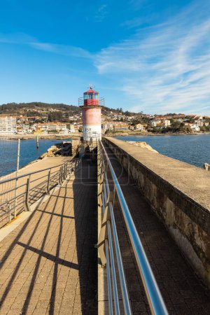 Téléchargez les photos : Vue panoramique de Sanxenxo en été, célèbre destination touristique en Galice, Espagne. Photo de haute qualité - en image libre de droit
