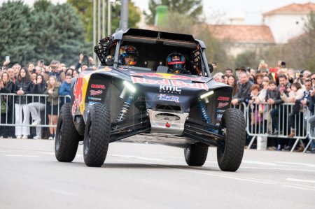 Téléchargez les photos : Burgos, Espagne - 16 mars 2024 : Pilote Cristina Gutierrez lors d'une exposition de rue après être devenue championne du Dakar 2024 en catégorie T3. Photo de haute qualité - en image libre de droit
