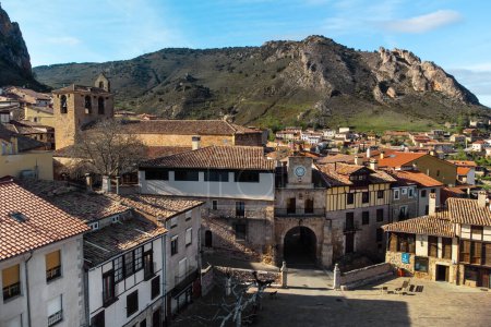 Vue Aérienne du village médiéval de Poza de la Sal à Burgos, Castille et Léon, Espagne. Photo de haute qualité