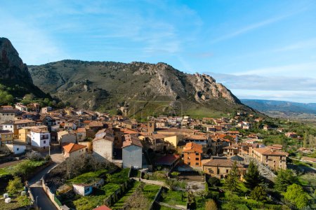 Vue Aérienne du village médiéval de Poza de la Sal à Burgos, Castille et Léon, Espagne. Photo de haute qualité