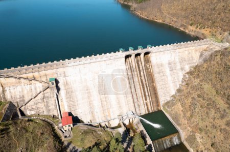 Luftaufnahme eines Staudamms und eines Wasserkraftwerks in La Rioja, Spanien. Hochwertiges Foto