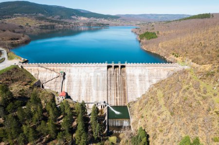 Vista aérea de una presa y central hidroeléctrica en La Rioja, España. Foto de alta calidad