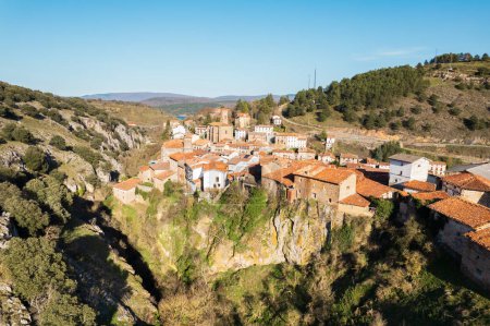 Luftaufnahme des malerischen Dorfes Ortigosa de Cameros, in La Rioja, Spanien. Hochwertiges Foto