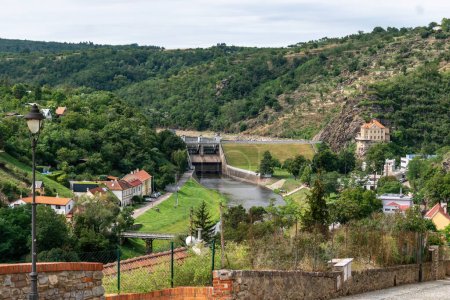 Téléchargez les photos : Znojmo, République tchèque 28 août 2023 : Vue du barrage de Znojmo et de la villa Kramer et de la vallée de la Dyje - en image libre de droit