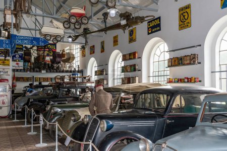Foto de Znojmo, República Checa 28 de agosto de 2023 Museo del Automóvil. Coches antiguos, embalaje histórico de aceites de motor - Imagen libre de derechos