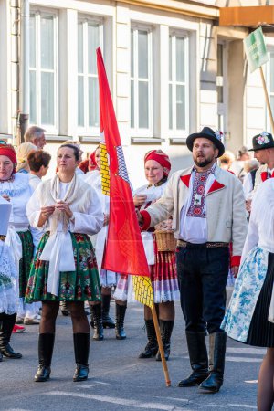 Foto de Uherske Hradiste, República Checa - 11 de septiembre de 2021 Festival folclórico de festivales de vino en Uherske Hradiste, vino, danzas populares, tradiciones. Desfile folclórico tradicional con participantes en trajes étnicos, en un festival - Imagen libre de derechos