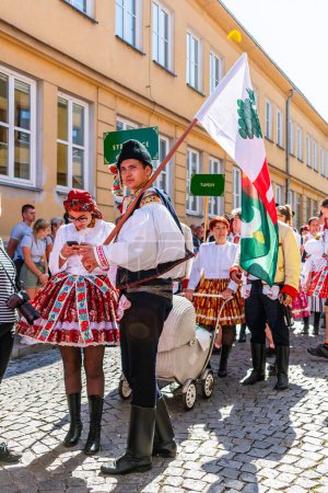 Foto de Uherske Hradiste, República Checa - 11 de septiembre de 2021 Festival folclórico de festivales de vino en Uherske Hradiste, vino, danzas populares, tradiciones. Desfile folclórico tradicional con participantes en trajes étnicos con banderas - Imagen libre de derechos