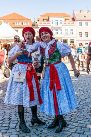 Foto de Uherske Hradiste, República Checa - 11 de septiembre de 2021 Festival folclórico de festivales de vino en Uherske Hradiste, vino, danzas populares, tradiciones. Mujer con Trajes Folclóricos Tradicionales con Smartphone - Imagen libre de derechos