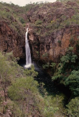 Téléchargez les photos : La chute Tolmer est une cascade plongeante sur le ruisseau Tolmer qui est situé dans le parc national de Litchfield dans le Territoire du Nord de l'Australie. - en image libre de droit