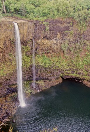 Téléchargez les photos : Wailua Falls est une cascade située sur l'île de Kauai, dans l'État américain d'Hawaï. - en image libre de droit