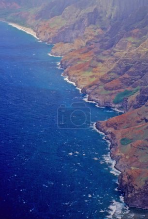 Téléchargez les photos : N Pali Coast State Park est un parc d'État de 6 175 acres dans l'État américain d'Hawaï, situé au centre du côté nord-ouest accidenté de Kauai, la deuxième plus ancienne île hawaïenne habitée - en image libre de droit