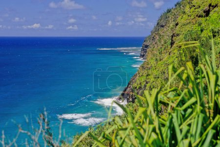 Téléchargez les photos : NaPali Coast State Park est un parc d'État situé dans l'État d'Hawaï, au nord-ouest de Kauai, la deuxième plus ancienne île hawaïenne habitée. - en image libre de droit