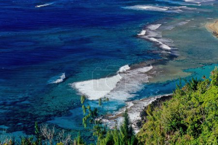 Téléchargez les photos : NaPali Coast State Park est un parc d'État situé dans l'État d'Hawaï, au nord-ouest de Kauai, la deuxième plus ancienne île hawaïenne habitée. - en image libre de droit