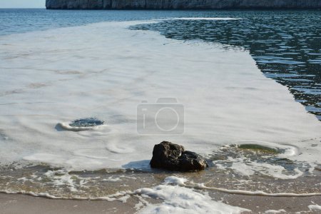 Téléchargez les photos : Polution de la mer, grosse tache de mucilage ou de neige marine à la surface de l'eau, Mer Méditerranée - en image libre de droit