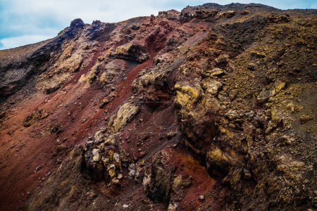 Foto de Increíblemente hermoso paisaje volcánico con arena negra y montañas rojas y un hermoso cielo durante el día en la isla española de Lanzarote - Imagen libre de derechos