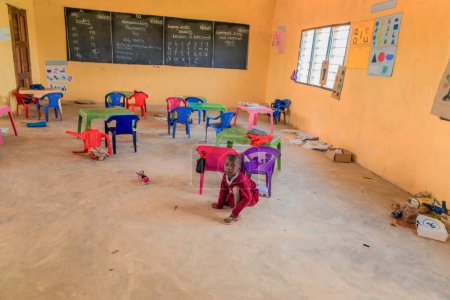 Foto de Diani, Mombasa, 17 de octubre de 2019, Africa, Kenya. aula vacía en la escuela keniata durante el descanso - Imagen libre de derechos