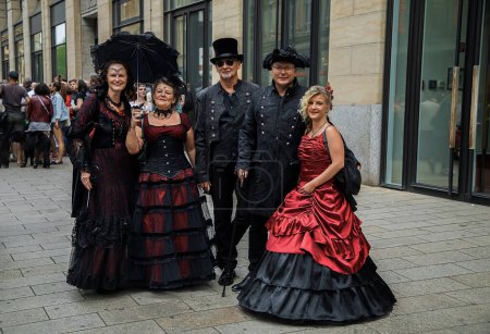 Téléchargez les photos : Leipzig, Allemagne, 9 juin 2019. Festive people in black and red gothic costumes at street - en image libre de droit