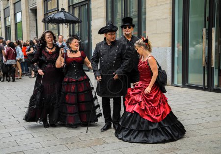 Téléchargez les photos : Leipzig, Allemagne, 9 juin 2019. Festive people in black and red gothic costumes at the street - en image libre de droit