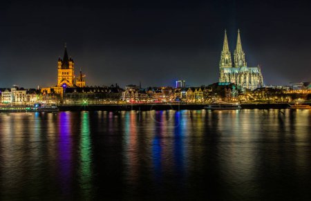 Foto de Colonia, Alemania, 22 de febrero2019. vista paseo marítimo Colonia iluminado por luces de colores brillantes en la noche desde la orilla opuesta - Imagen libre de derechos