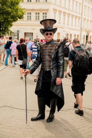 Téléchargez les photos : Leipzig, Allemagne, 9 juin 2019. Festive people in black and red gothic and steampunk costumes at the street - en image libre de droit