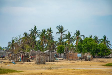 Foto de Batavia, oeste de Madagascar, provincia de Toliara. 18 de octubre de 2023. Habitantes Madagascar pueblo pesquero tradicional. vista de casas residenciales desde el océano - Imagen libre de derechos