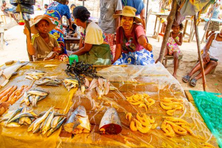Téléchargez les photos : Toamasina, Madagascar. 18 octobre 2023. Produits frais du poisson marché local. les femmes nettoient et vendent du poisson frais. les mains et les morceaux de poisson en bref. Saveur locale. - en image libre de droit
