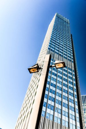 Frankfurt, Alemania 27 de septiembre de 2018. Omniturm Tower y Grosse Gallusstrasse Street en Bankenviertel distrito de negocios Frankfurt, Alemania. rascacielos azules modernos altos con vidrio grande