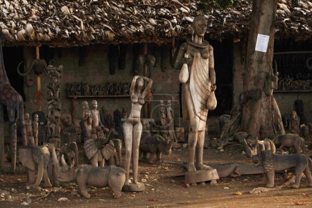 Téléchargez les photos : Arusha, Tanzanie, Afrique. 03 février 2022.vie dans un village africain. Concept de voyage africain.scène d'un marché africain local figurines en bois exposées à la vente - en image libre de droit