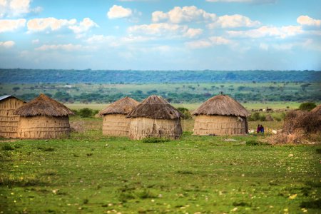 Téléchargez les photos : Arusha, Tanzanie, Afrique. 03 février 2022.vie dans un village africain. Concept de voyage africain. Maisons rondes en argile avec toit en herbe, traditionnelles pour la tribu Maasai - en image libre de droit
