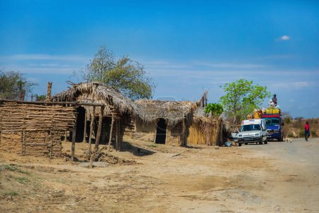Foto de Antsirabe, Madagascar 19 de octubre de 2023. Camino de Morondava a Antsirabe a través de pastizales vacíos y pueblos en el centro de Madagascar. pueblo a lo largo del camino de pequeñas casas de madera - Imagen libre de derechos