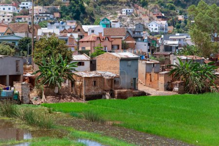 Foto de Antananarivo, Madagascar. 25 Octubre 2023. calle de Antananarivo. capital y ciudad más grande de Madagascar. casas de colores brillantes en la colina - Imagen libre de derechos