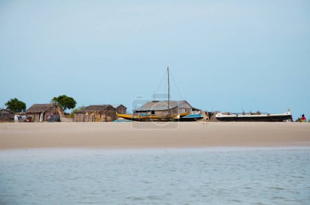 Foto de Batavia, oeste de Madagascar, provincia de Toliara. 18 de octubre de 2023. Habitantes Madagascar tradicional pueblo de pescadores doblar sus redes después de pequeñas capturas en la orilla del océano - Imagen libre de derechos