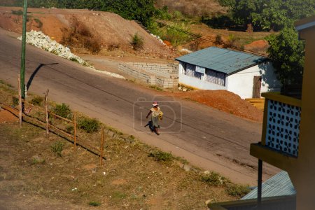 Foto de Antsirabe, Madagascar 19 de octubre de 2023. Camino de Morondava a Antsirabe a través de pastizales vacíos y pueblos en el centro de Madagascar - Imagen libre de derechos