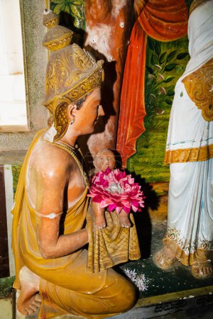 Foto de Balapitya Purana Viharay, Sri Lanka. 07. 02. 2023 Sri Pushparama templo interior. figuras que representan toda la historia de Buda, a partir del nacimiento. bebé Buda - Imagen libre de derechos