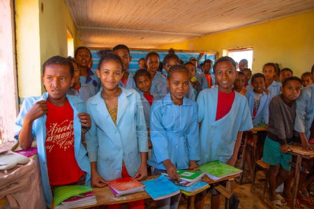 Foto de Miandrivazo, Madagascar 20 octubre 2023. Felices escolares malgaches en clase. los escolares sonríen y miran al maestro. Hay muchos niños en clase. la mayoría de los niños están descalzos - Imagen libre de derechos
