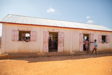 Foto de Miandrivazo, Madagascar 20 octubre 2023. estudiantes de la escuela de Madagascar se apresuran a clase, entran en la construcción de la escuela de un solo piso de la aldea .solo 5º y 6º grado. la mayoría de los niños están descalzos - Imagen libre de derechos