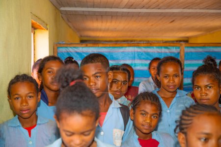 Foto de Miandrivazo, Madagascar 20 octubre 2023. Felices escolares malgaches en clase. los escolares sonríen y miran al maestro. Hay muchos niños en clase. - Imagen libre de derechos