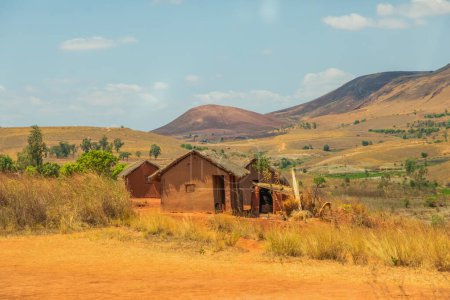 Foto de Antsirabe, Madagascar 19 de octubre de 2023. Camino de Morondava a Antsirabe a través de pastizales vacíos y pueblos en el centro de Madagascar - Imagen libre de derechos