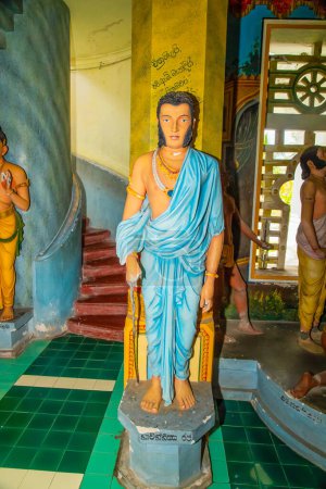 Foto de Balapitya Purana Viharay, Sri Lanka. 07. 02. 2023 Sri Pushparama templo interior. figuras que representan toda la historia de Buda, a partir del nacimiento. - Imagen libre de derechos