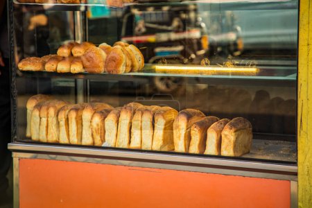 quiosco móvil tradicional con pan en Sri Lanka. Pequeños panes frescos planos de pan se organizan uniformemente en un pequeño mostrador de tuktuk móvil y listo para la venta