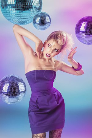 Foto de Joven rubia bailando en discoteca nocturna
. - Imagen libre de derechos