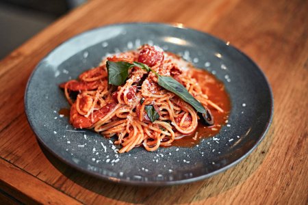 Téléchargez les photos : Crevettes et pâtes dans une sauce tomate - en image libre de droit