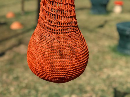 escultura de cuerda roja textura en el patio trasero