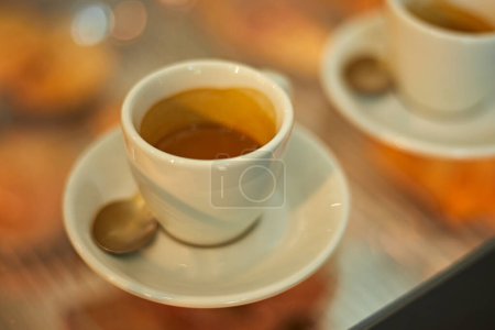 Foto de Primer plano espresso en cerámica sobre mesa de madera - Imagen libre de derechos