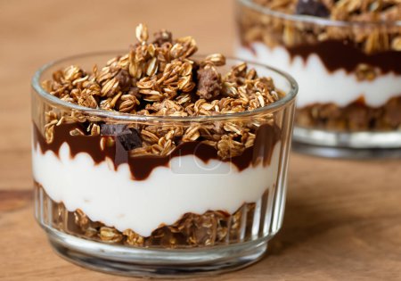 Joghurt-Müsli-Dessert mit Schokolade, Hintergrund verschwimmen