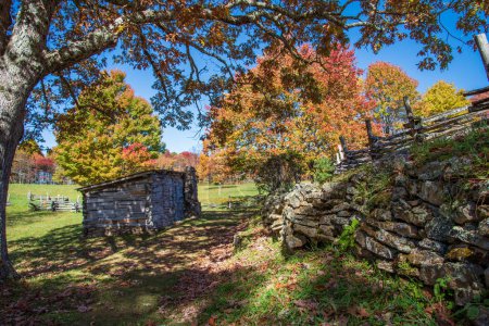 Foto de Colores de otoño en el asentamiento de Hensleey en Cumberland Gap National Historic Park. - Imagen libre de derechos